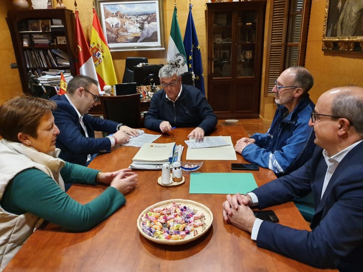 La Federación de Hermandades y Cofradías de Semana Santa de Guadix firma el convenio de colaboración con el Excmo. Ayuntamiento de Guadix para la organización de los aspectos relacionados con la Semana Santa Accitana.